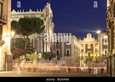 Piazza Duomo con Porta Uzeda in background, di notte, Catania, Sicilia, Italia, Europa Foto Stock