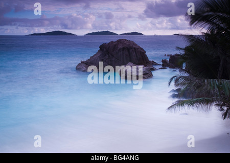 Seychelles, La Digue Island, Anse Patates beach, alba Foto Stock