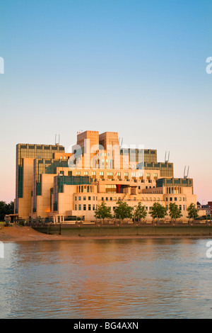 Inghilterra, Londra, Vauxhall, MI6 (Secret Intelligence Service) Edificio sulle rive del Tamigi Foto Stock