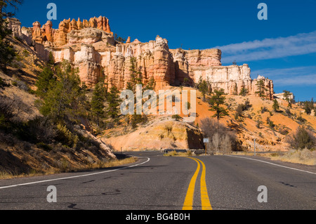 Stati Uniti d'America, Utah, Parco Nazionale di Bryce Canyon, Scenic autostrada U-12 (tutti American Scenic Byway) vicino alla grotta di muschio Trail Foto Stock