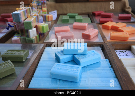 Diversi tipi di sapone in stallo in un mercato di strada sulla Riviera Francese, Provence, Francia Foto Stock