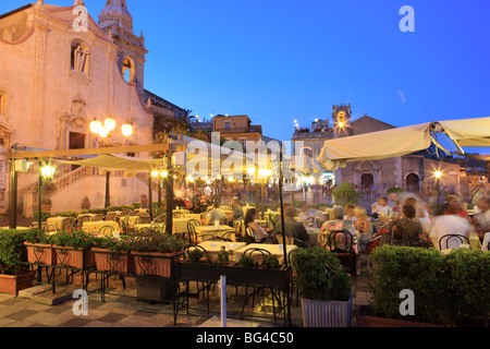 Persone in un ristorante, Taormina, Sicilia, Italia, Europa Foto Stock