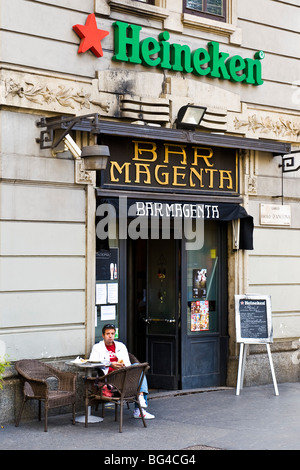 Bar Magenta, Milano, Italia Foto stock - Alamy