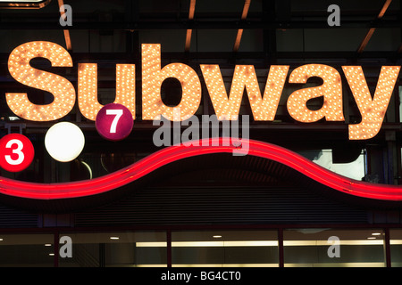 Il Neon simbolo metropolitana, Times Square Manhattan, New York City, Stati Uniti d'America, America del Nord Foto Stock