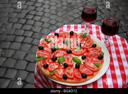 La Pizza Margherita su rosso tovaglia bianca Foto Stock