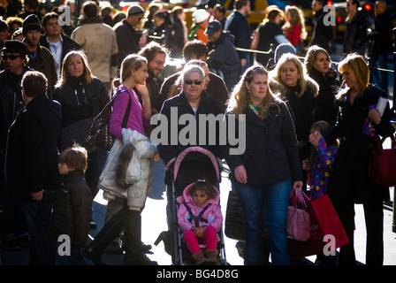 Gli amanti dello shopping al di fuori di Saks Fifth Avenue a New York il giorno dopo il Black Friday, Sabato 28 Novembre, 2009 Foto Stock