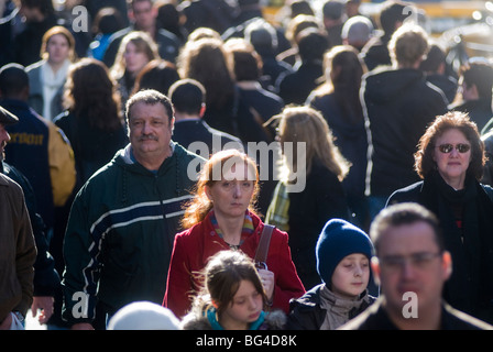 Gli amanti dello shopping al di fuori di Saks Fifth Avenue a New York il giorno dopo il Black Friday, Sabato 28 Novembre, 2009 Foto Stock