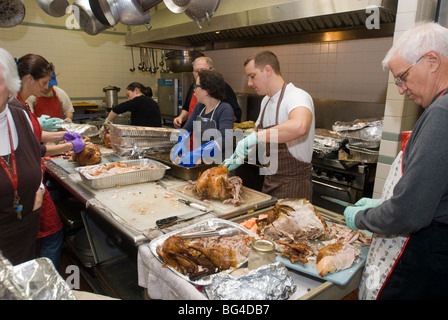 Cene di ringraziamento preparati al Park Slope Christian Help CHIPS Mensa di Brooklyn a New York Foto Stock