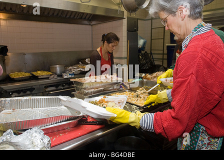 Cene di ringraziamento preparati al Park Slope Christian Help CHIPS Mensa di Brooklyn a New York Foto Stock