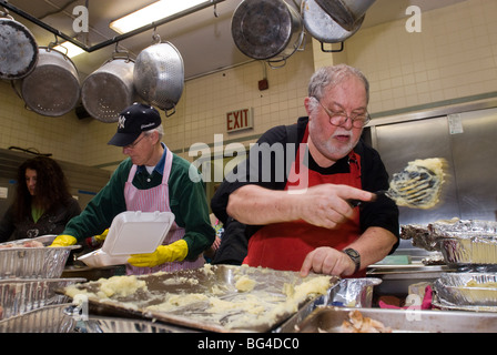 Cene di ringraziamento preparati al Park Slope Christian Help CHIPS Mensa di Brooklyn a New York Foto Stock