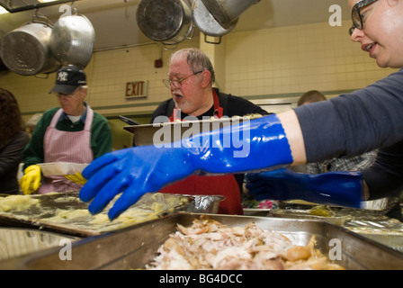 Cene di ringraziamento preparati al Park Slope Christian Help CHIPS Mensa di Brooklyn a New York Foto Stock