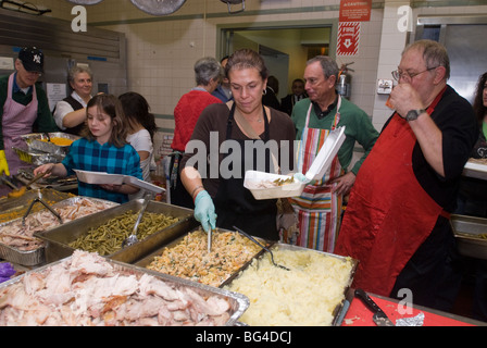 Cene di ringraziamento preparati al Park Slope Christian Help CHIPS Mensa di Brooklyn a New York Foto Stock