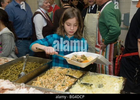 Cene di ringraziamento preparati al Park Slope Christian Help CHIPS Mensa di Brooklyn a New York Foto Stock