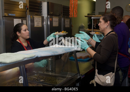 Ringraziamento cene servite presso il Park Slope Christian Help CHIPS Mensa di Brooklyn a New York Foto Stock