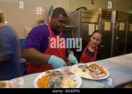 Ringraziamento cene servite presso il Park Slope Christian Help CHIPS Mensa di Brooklyn a New York Foto Stock