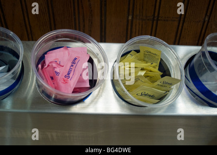 Pacchetti di Sweet N' bassa e splenda su un contatore in un deli in New York Foto Stock