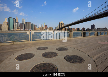 Ponte di Brooklyn Bridge spanning l'East River da Fulton Ferry Landing, Brooklyn, New York New York, Stati Uniti d'America Foto Stock