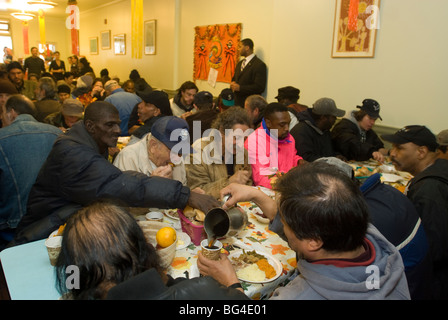 Ringraziamento cene servite presso il Park Slope Christian Help CHIPS Mensa di Brooklyn a New York Foto Stock