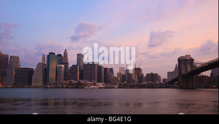 Ponte di Brooklyn Bridge spanning dell'East River e la parte inferiore di Manhattan skyline all'alba, la città di New York, New York, Stati Uniti d'America Foto Stock