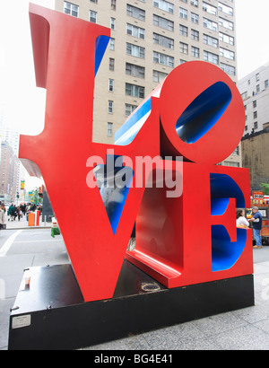 La pop art amore scultura di Robert Indiana, sesta Avenue, Manhattan, New York, New York, Stati Uniti d'America Foto Stock