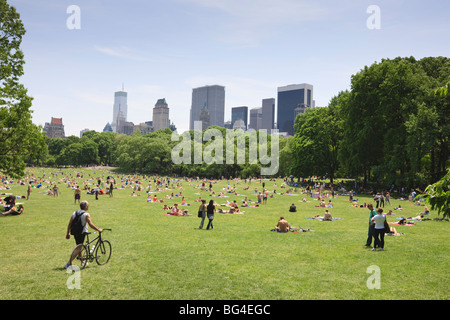 Sheep Meadow, Central Park a un giorno di estate, la città di New York, New York, Stati Uniti d'America, America del Nord Foto Stock