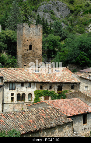 Torre medievale, Villaggio, case e strade strette di Saint-Guilhem-le-Désert, Hérault, Languedoc Roussillon, Francia Foto Stock