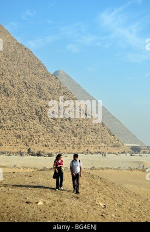 I turisti di fronte a piramidi di Khufu (Cheope) e Khafre (Chephren) nella Necropoli di Giza vicino al Cairo, Egitto Foto Stock