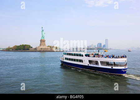 La Statua della Libertà e il traghetto, Liberty Island, New York New York, Stati Uniti d'America, America del Nord Foto Stock