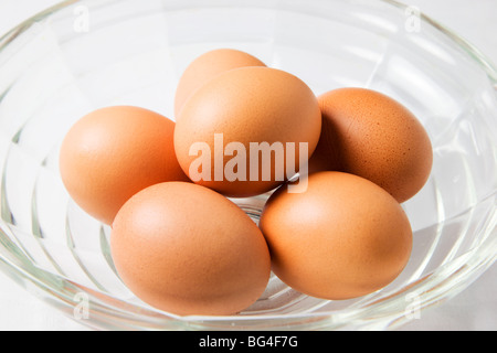 Sei organici di uova di galline in una ciotola di vetro Foto Stock