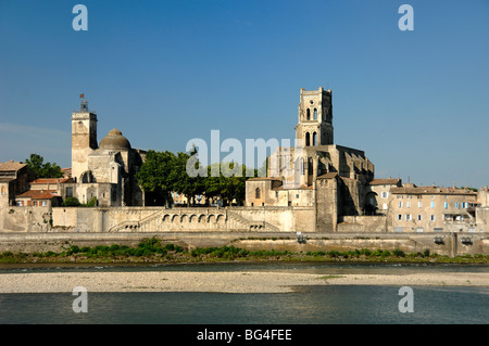 Vista di Pont Saint Esprit, Chiese dei Santi Pierre & Saturin, che domina il fiume Rhône & Valle, Gard dipartimento, Francia Foto Stock