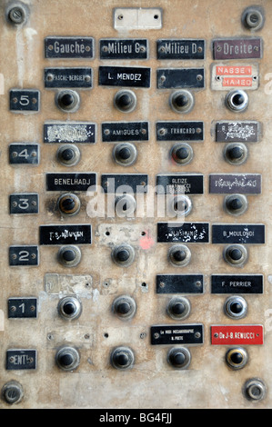Modello di vecchio appartamento porta campane, campane o Buzzers & Nome Tag, Rue de la Republique, Marsiglia o Marsiglia, Provenza, Francia Foto Stock