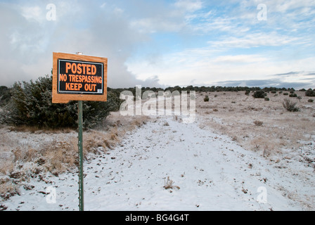 Un 'n' sconfinamenti di segno è l'unica indicazione che uno ha viaggiato fuori foresta nazionale nella contea di Lincoln, Nuovo Messico. Foto Stock