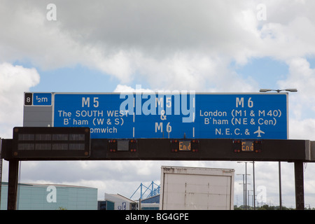 Cartelli autostradali sopra la M6 prima dell'incrocio 8 per la M5. Midlands, Gran Bretagna, Regno Unito, Gran Bretagna Foto Stock