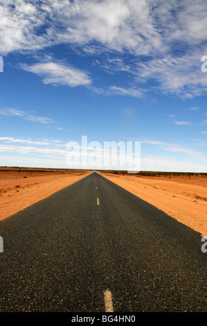 La 263 klm Lassetter lunga autostrada taglio attraverso il deserto il collegamento di Ayres Rock resort e la Stuart Highway in Australia. Foto Stock