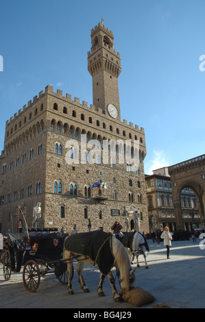 Il trasporto di cavalli in inverno in Piazza della Signoria a Firenze in Toscana, Italia Foto Stock