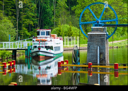 Nave turistica a Elblaski Canal vicino a Elblag, Polonia | Oberländischer Kanal, Elbing, Polen Foto Stock