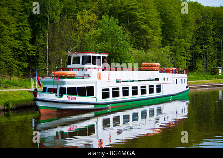 Nave turistica a Elblaski Canal vicino a Elblag, Polonia | Oberländischer Kanal, Elbing, Polen Foto Stock