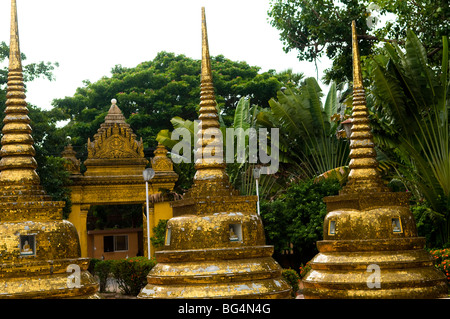 Stupa dorato in un tempio buddista in Phnom Penh Cambogia. Foto Stock