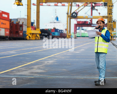 Un uomo sul lavoro, parlando in una radio. Foto Stock