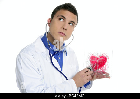 Medico prova un cuore rosso salute, giovane uomo isolato su bianco Foto Stock