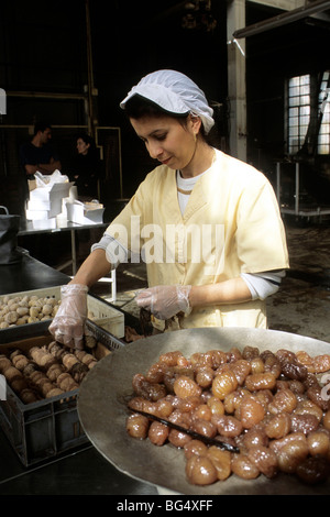 La Francia. Marsiglia. Sulla sinistra, Nassera Chenine, di discesa algerino, avvolgimento marron glacè. Foto Stock