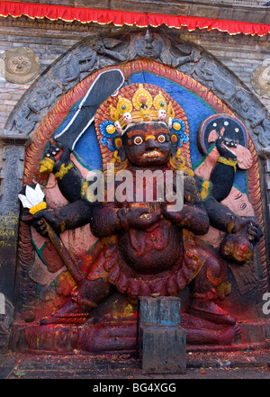 Immagine di pietra di Kala (nero) Bhairab in Durbar Square, Kathmandu, Nepal Foto Stock