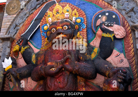 Immagine di pietra di Kala (nero) Bhairab in Durbar Square, Kathmandu, Nepal Foto Stock