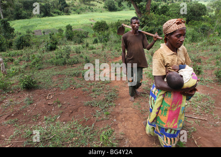 Durante la guerra in Burundi circa mezzo milione di persone sono fuggite in Tanzania.Ora ritornano es a ricostruire le loro case Foto Stock