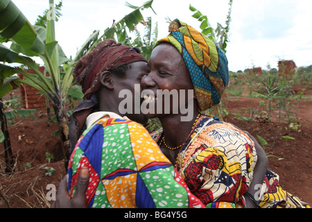 Durante la guerra in Burundi circa mezzo milione di persone sono fuggite in Tanzania.Ora ritornano es a ricostruire le loro case Foto Stock