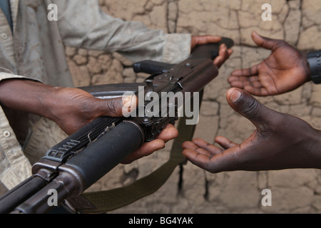 Durante la guerra in Burundi circa mezzo milione di persone sono fuggite in Tanzania.Ora ritornano es a ricostruire le loro case Foto Stock