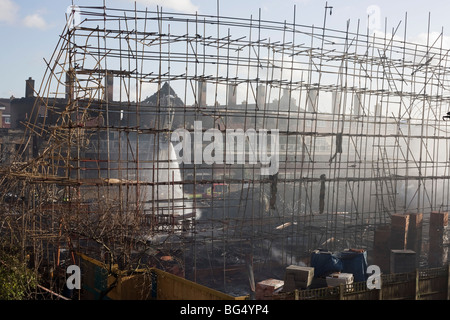 La covava resti di una costruzione sito dopo un inner-city break fuoco nel sud di Londra. Foto Stock