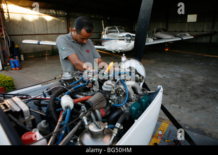 La manutenzione di un aereo Cesna all'aeroporto 'Canarana' in Brasile Foto Stock