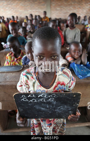 Durante la guerra in Burundi circa mezzo milione di persone sono fuggite in Tanzania.Ora ritornano es a ricostruire le loro case Foto Stock