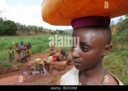 Durante la guerra in Burundi circa mezzo milione di persone sono fuggite in Tanzania.Ora ritornano es a ricostruire le loro case Foto Stock